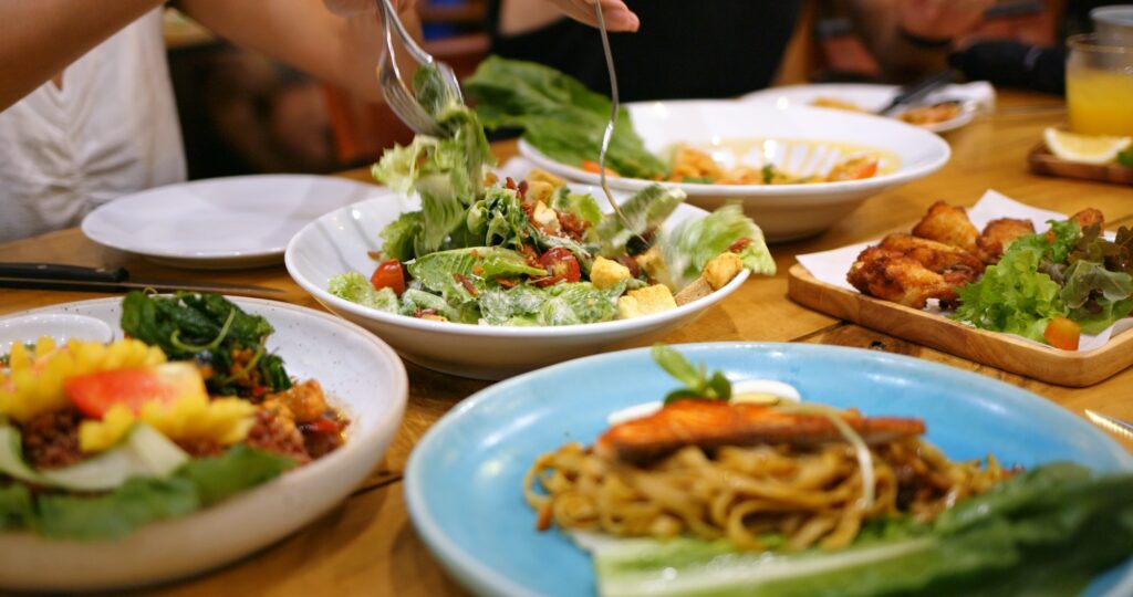 eat-thai-cuisine-in-restaurant.jpg